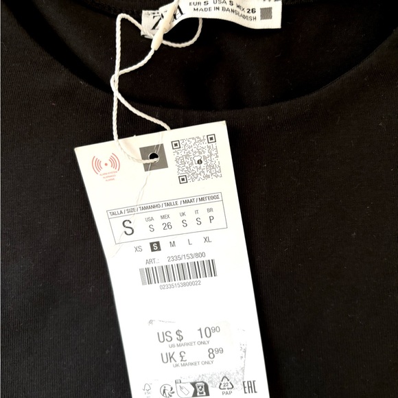 Black crop top, round neck and sleeveless design - Picture 2 of 2